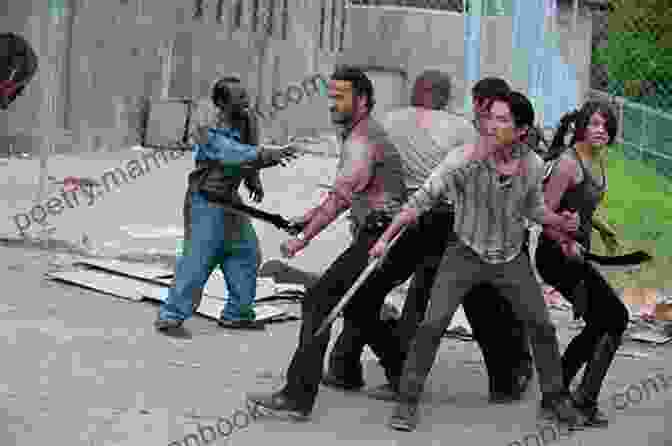 A Group Of Survivors Fighting Off Zombies Amanecer Zombie Vol 1: Casa De Seguridad (Zombie Dawn)